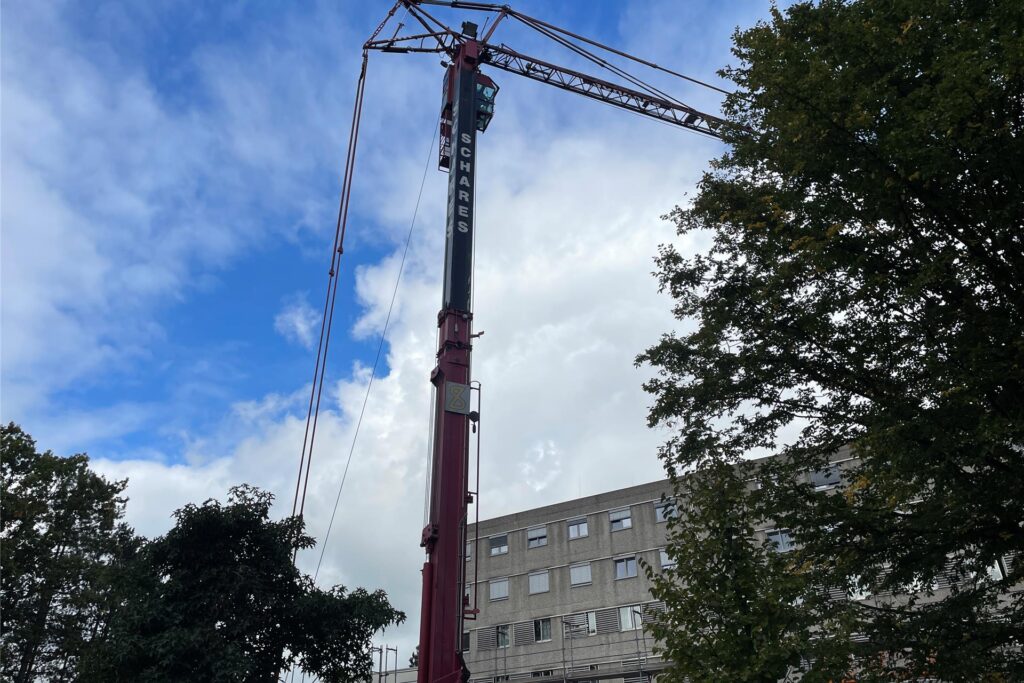 Ein Kran steht am St. Vincenz in Datteln.