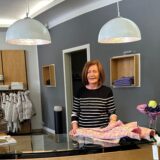 Marie-Luise Güthoff hinter der Kasse bei Bini Moden.