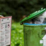 An einem Rastplatz  ist ein Hinweisschild zur Afrikanische Schweinepest aufgestellt.