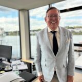 Ulrich Brökelschen in seinem Büro am Phoenix-See.