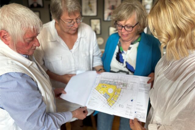 Elisabeth Grümer, Anke Grundmann-Tresp, Monika Mondrik von der Grümer-Stiftung und Hospiz-Leiterin Marlena Pöhls (v.l.) freuen sich: Das Kinderhospiz Sonnenherz kann nach diesen Plänen gebaut werden. Baustart ist Ende Oktober 2024.