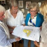 Elisabeth Grümer, Anke Grundmann-Tresp, Monika Mondrik von der Grümer-Stiftung und Hospiz-Leiterin Marlena Pöhls (v.l.) freuen sich: Das Kinderhospiz Sonnenherz kann nach diesen Plänen gebaut werden. Baustart ist Ende Oktober 2024.