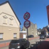 Zwei Straßen-Schilder in Datteln-Ahsen.