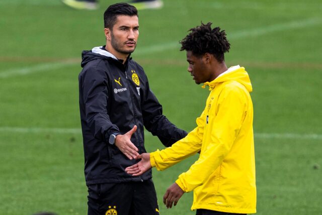 Nuri Sahin klatscht mit Julien Duranville ab.