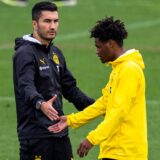 Nuri Sahin klatscht mit Julien Duranville ab.