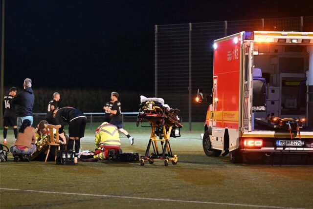 Ein Recklinghäuser Spieler verletzte sich in der ersten Hälfte und musste 45 Minuten lang auf dem Feld versorgt werden, ehe es ins Krankenhaus ging.