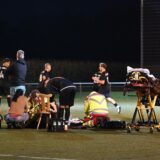 Ein Recklinghäuser Spieler verletzte sich in der ersten Hälfte und musste 45 Minuten lang auf dem Feld versorgt werden, ehe es ins Krankenhaus ging.