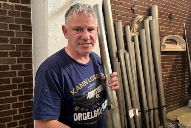 Stefan Linke mit einer Prospektpfeife in der Hand