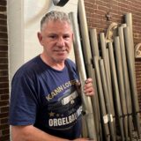 Stefan Linke mit einer Prospektpfeife in der Hand
