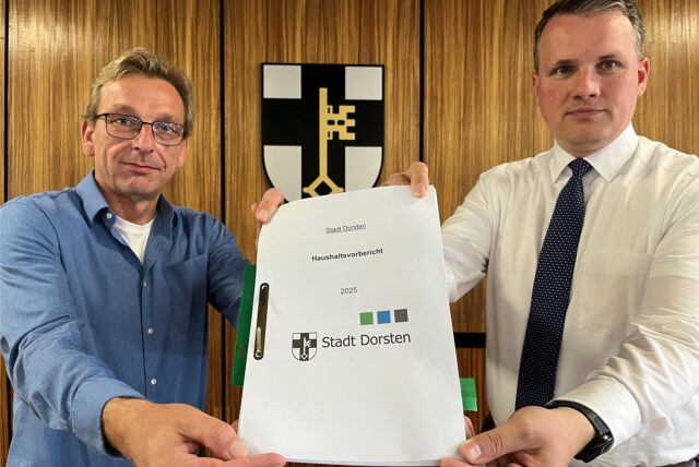 Kämmerer Karsten Meyer und Bürgermeister Tobias Stockhoff mit dem Haushaltsentwurf für 2025
