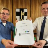 Kämmerer Karsten Meyer und Bürgermeister Tobias Stockhoff mit dem Haushaltsentwurf für 2025