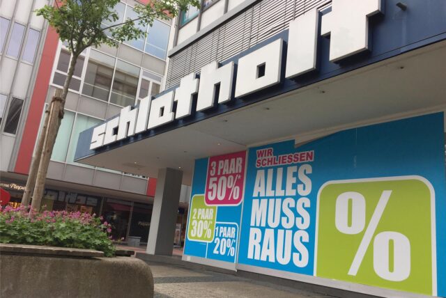 Ausverkaufsschilder im früheren Schuhladen Schlatholt