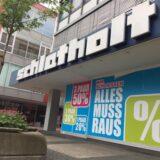 Ausverkaufsschilder im früheren Schuhladen Schlatholt