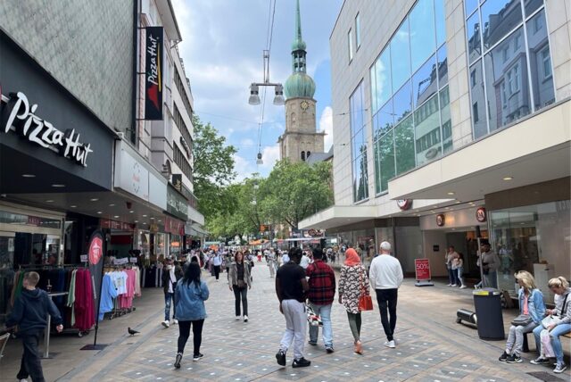 Ein Blick auf den Dortmunder Ostenhellweg mit der Reinoldikirche im Hintergrund