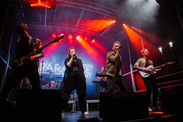 Band „Paradise At Mitdnight“ auf der Bühne