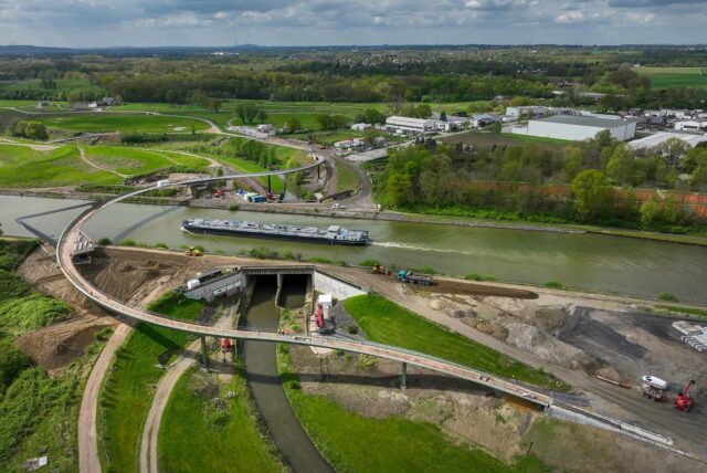 Am Wasserkreuz Emscher und Rhein-Herne-Kanal entstand der „Sprung über die Emscher“. Das Luftbild entstand im April, jetzt wird die Eröffnung gefeiert.