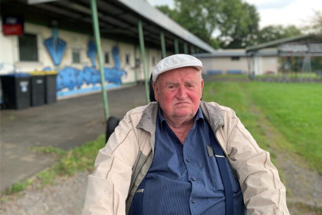 Karlheinz Rauhut vom VfB Habinghorst wehrt sich gegen die Verlegung des Sportplatzes.