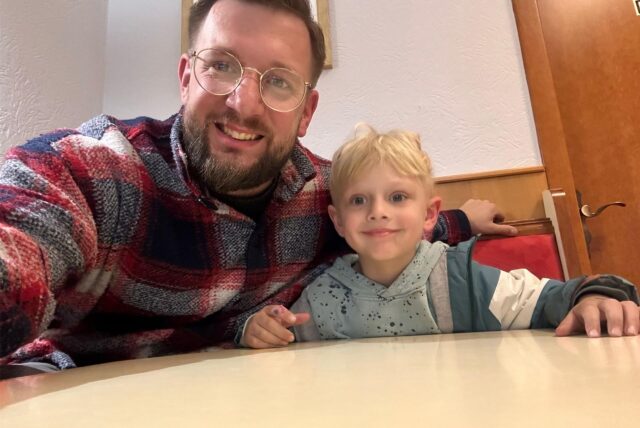 Randy Dettweiler mit einem seiner zwei Söhne: Gemeinsam gehen sie gern zum Spiel- und Sportpark am Castroper Holz. Sie wohnen in der Nähe. Aber der Papa hat sich schwer am Bein verletzt.