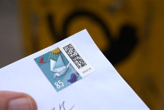 Eine Briefmarke auf einem Brief.