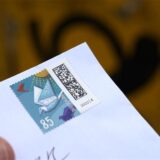 Eine Briefmarke auf einem Brief.