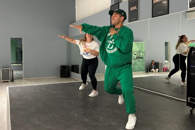 Alexander Lopez und Ramona Mruck auf der Bühne im Fitnessraum.