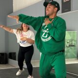 Alexander Lopez und Ramona Mruck auf der Bühne im Fitnessraum.