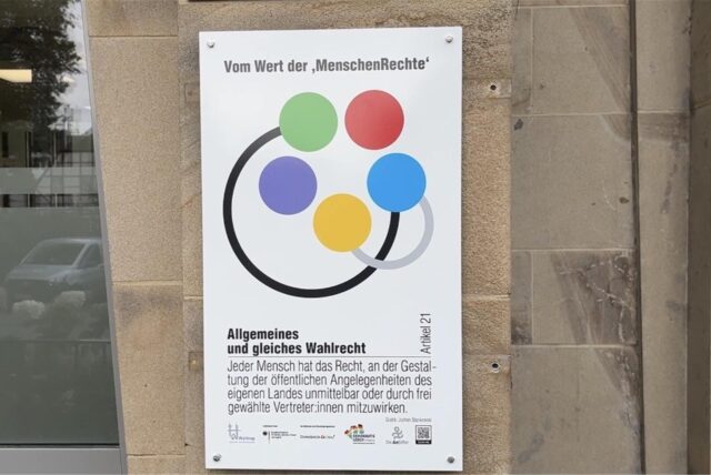 Ein „MenschenrechtsOrt“-Schild vor dem Rathaus in Waltrop.