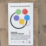 Ein „MenschenrechtsOrt“-Schild vor dem Rathaus in Waltrop.