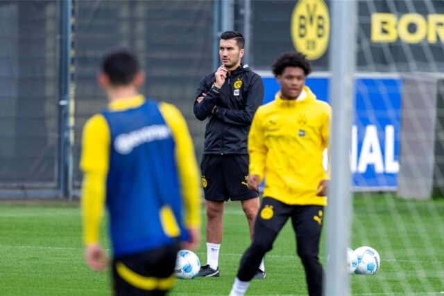 Nuri Sahin beobachtet das Training.