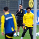 Nuri Sahin beobachtet das Training.