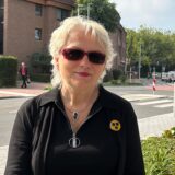 Cornelia Tollkamp-Schierjott sitzt auf einer Bank vor dem Kreisverkehr.