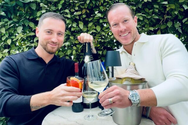 Die NERO-Geschäftsführer Lorenzo Capelli und Janning Kopf stoßen mit einem Aperetif und einem Glas Wein an