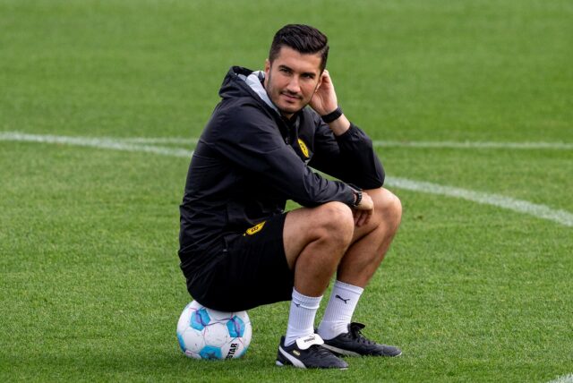 BVB-Trainer Nuri Sahin sitzt auf einem Ball.