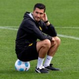 BVB-Trainer Nuri Sahin sitzt auf einem Ball.