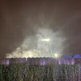 Nächtliche Szene: Ein Rauchwolke steht über dem Schrottplatz in Herten-Süd.