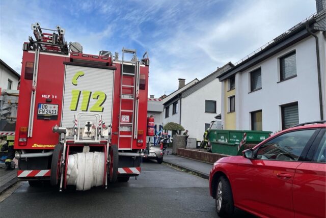 Die Feuerwehr rückte am Donnerstag gegen 10.30 Uhr zum Molenarkweg in Lütgendortmund aus. Sie befreite einen Mann, der bei Bauarbeiten unter einem Kleinbagger eingeklemmt worden war.