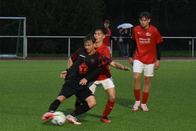 Selahattin-Emire Yilmaz und Waltrops 2:0-Torschütze Jona Voskort (vorne) kämpfen hier um den Ball.