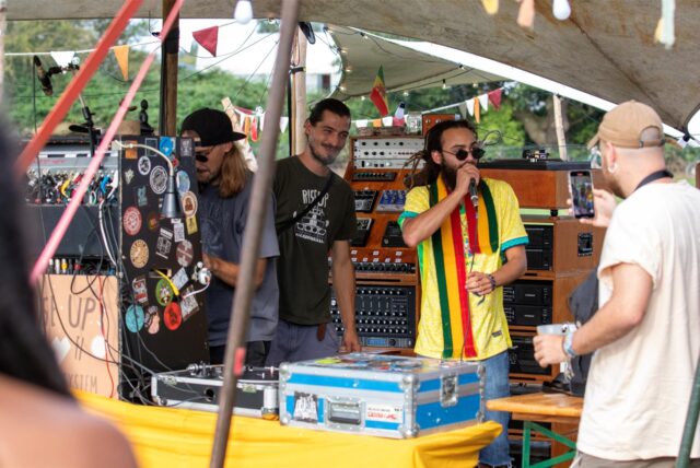 Fette Bässe und chillige Dub-Klänge lockten rund 250 Besucher zum JabbaDubbaDoo-Festival im Erlebnispark Emscherland. Soundsystems, riesige Lautsprechertürme, gehörten zu den Attraktionen des Events. Zudem gab es Workshops vor Ort. Die Besucher feierten in entspannter Atmosphäre.