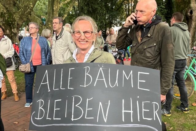 Frau mit Banner: Alle Bäume bleiben hier