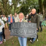 Frau mit Banner: Alle Bäume bleiben hier