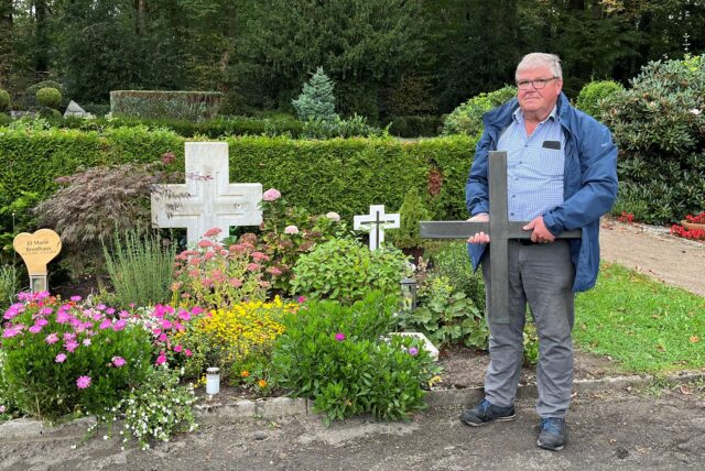 Heinrich Brosthaus vor Grab auf dem Marienfriedhof in Dorsten