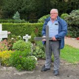 Heinrich Brosthaus vor Grab auf dem Marienfriedhof in Dorsten