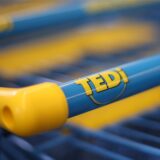 Einkaufswagen mit einem Logo der deutschen Handelskette Tedi.