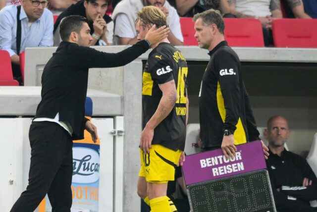 Nuri Sahin tätschelt Julian Brandt die Wange.