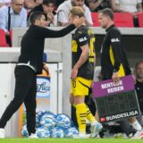 Nuri Sahin tätschelt Julian Brandt die Wange.