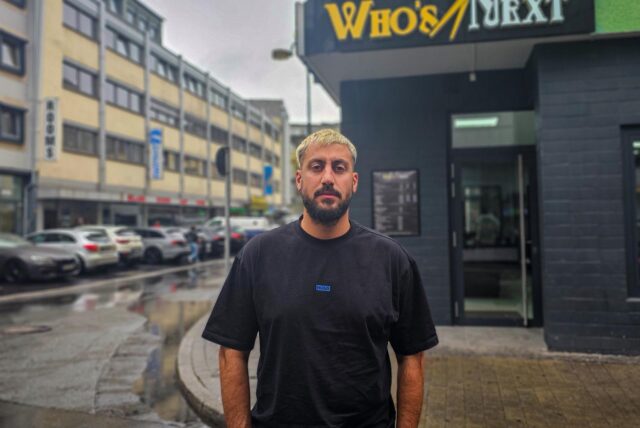Yasser betreibt seinen Friseursalon an der Ecke zum Bissenkamp.
