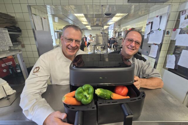Gesünder gart der Airfryer vor allem dann, wenn man Gesundes reinwirft, sagt Günther Overkamp. Er findet es gut, dass man in der Heißluft-Fritteuse ohne Geblubber und Gestank z.B. Pommes frittieren kann. Pasta- und Gemüse-Koch Troiano meint: Frittiertes Gemüse ist auch „lecka“.