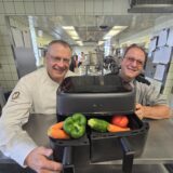 Gesünder gart der Airfryer vor allem dann, wenn man Gesundes reinwirft, sagt Günther Overkamp. Er findet es gut, dass man in der Heißluft-Fritteuse ohne Geblubber und Gestank z.B. Pommes frittieren kann. Pasta- und Gemüse-Koch Troiano meint: Frittiertes Gemüse ist auch „lecka“.