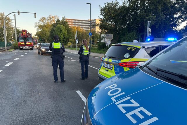 Polizisten sichern eine Unfallstelle auf der Marsbruchstraße in Dortmund-Aplerbeck