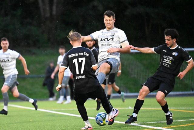 Turm im Abwehrzentrum von SW Meckinghoven: Marcin Mysior (M.), hier im Duell mit Leonard Bertram (l.) vom TuS Haltern.